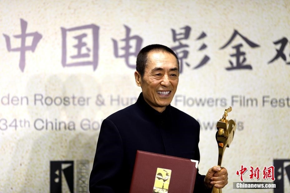 (資料圖：張藝謀以執(zhí)導(dǎo)《懸崖之上》榮膺最佳導(dǎo)演獎(jiǎng)。 <a target='_blank' href='/'>中新社</a>記者 呂明 攝)
