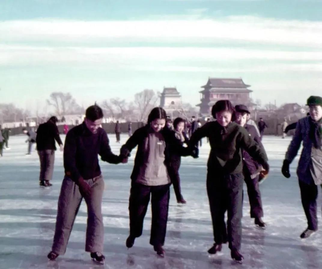 1955年，在什剎海學(xué)習(xí)溜冰的大學(xué)生。(圖源：人民畫報(bào))