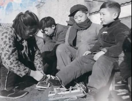 上世紀(jì)50年代，孩子們?cè)诖┠景灞?圖源：北京日?qǐng)?bào))