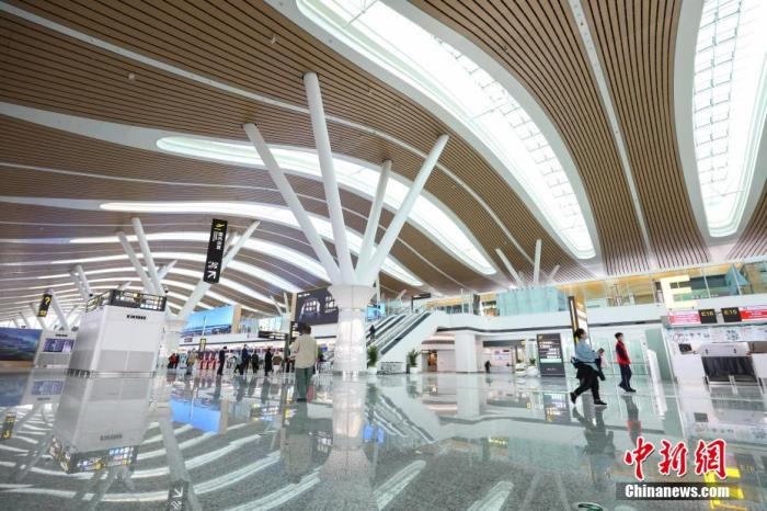資料圖：貴陽龍洞堡國(guó)際機(jī)場(chǎng)T3航站樓出發(fā)大廳。 瞿宏倫 攝