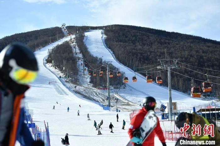 圖為游客在崇禮的滑雪場滑雪。　翟羽佳　攝