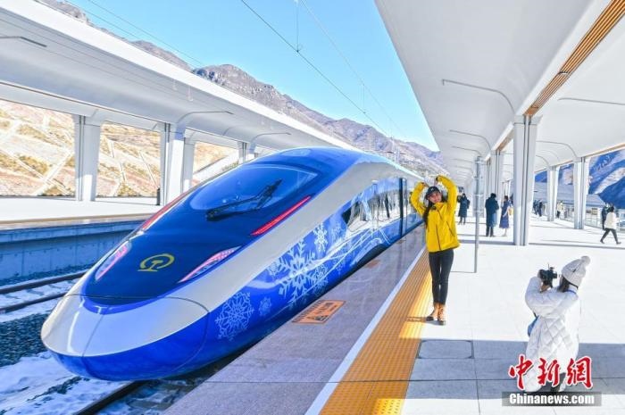 1月12日，河北省張家口市崇禮區(qū)，路側(cè)矗立的北京冬奧會標志。崇禮11日迎來降雪，雪后的崇禮冬奧氛圍濃。 <a target='_blank' href='/'>中新社</a>記者 賈天勇 攝