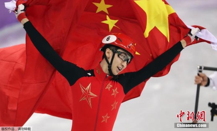 武大靖奪得平昌冬奧會短道速滑男子500米項(xiàng)目金牌。
