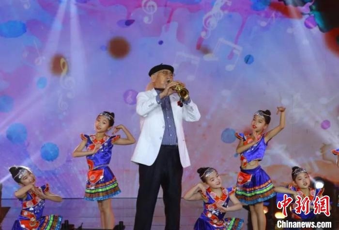范圣琦演奏薩克斯《阿細(xì)跳月》。　北京民政部門供圖