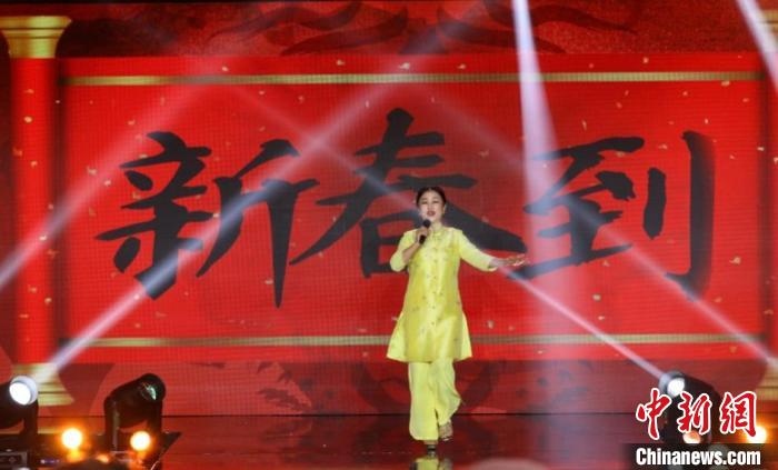 朱明瑛演唱《新春到》?！”本┟裾块T供圖