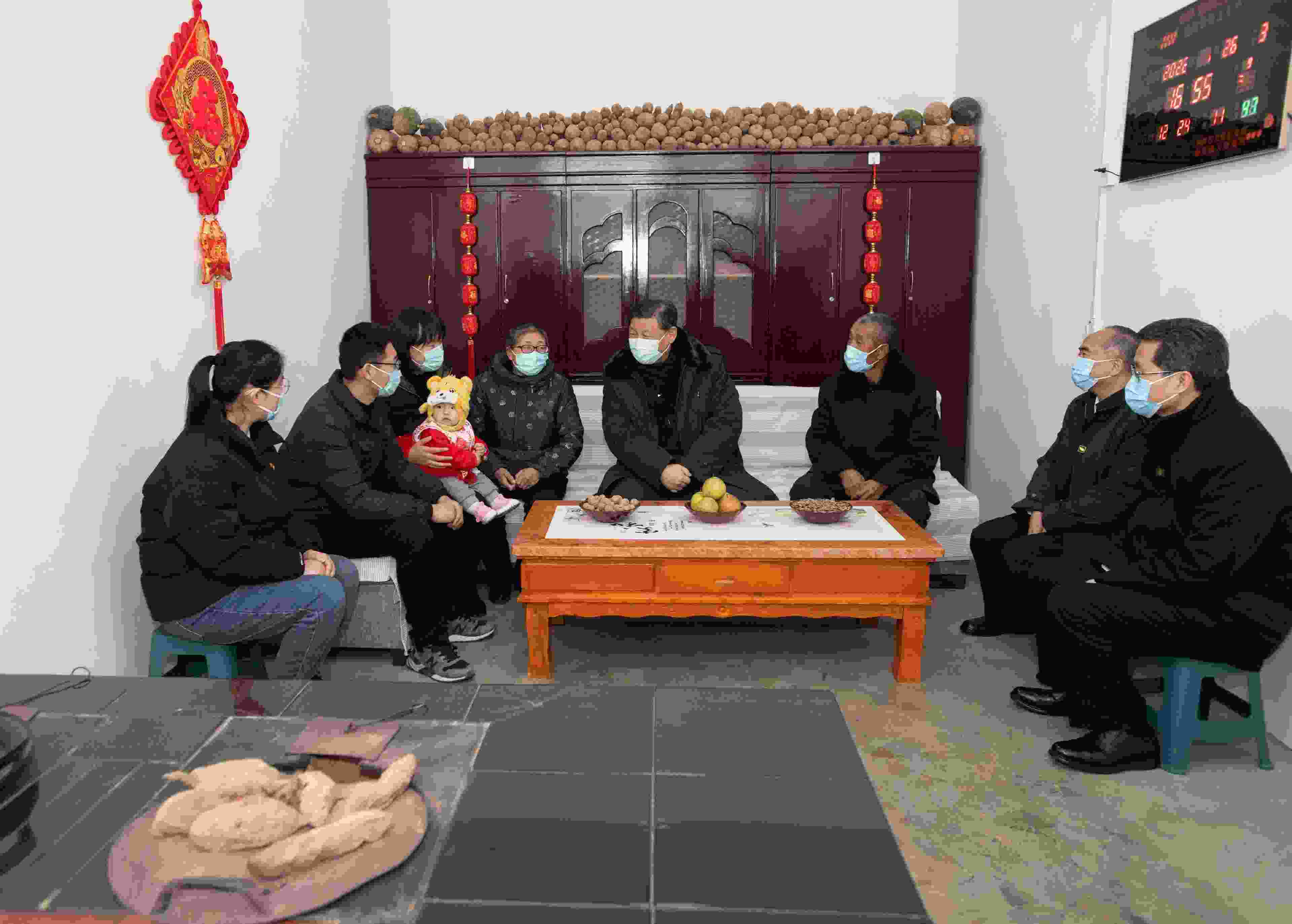 △2022年1月26日，中共中央總書記、國家主席、中央軍委主席習(xí)近平在臨汾市汾西縣僧念鎮(zhèn)段村同村民蔡文明一家親切交流。