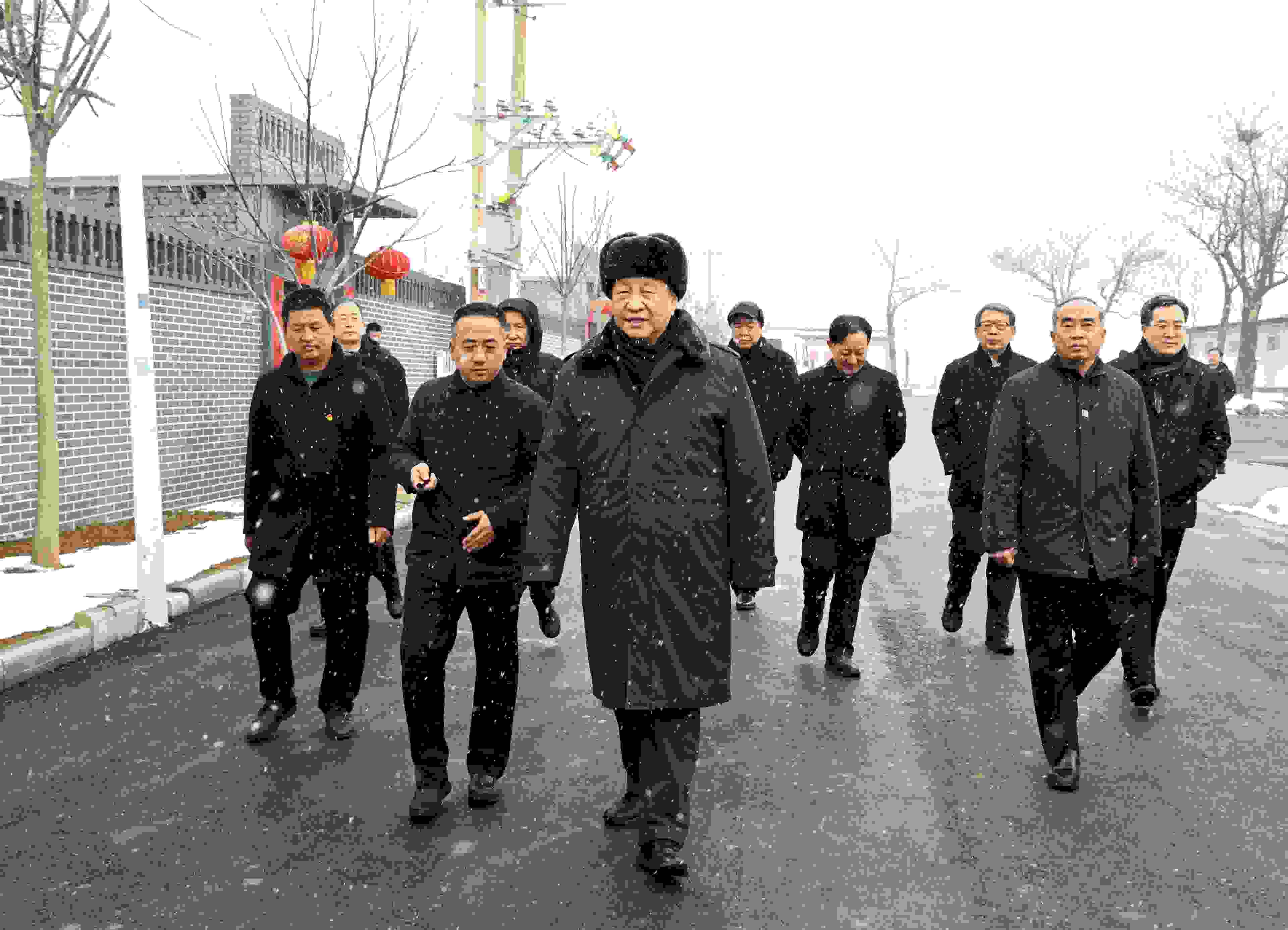 △2022年1月26日，中共中央總書記、國家主席、中央軍委主席習(xí)近平冒雪在臨汾市霍州市師莊鄉(xiāng)馮南垣村考察。