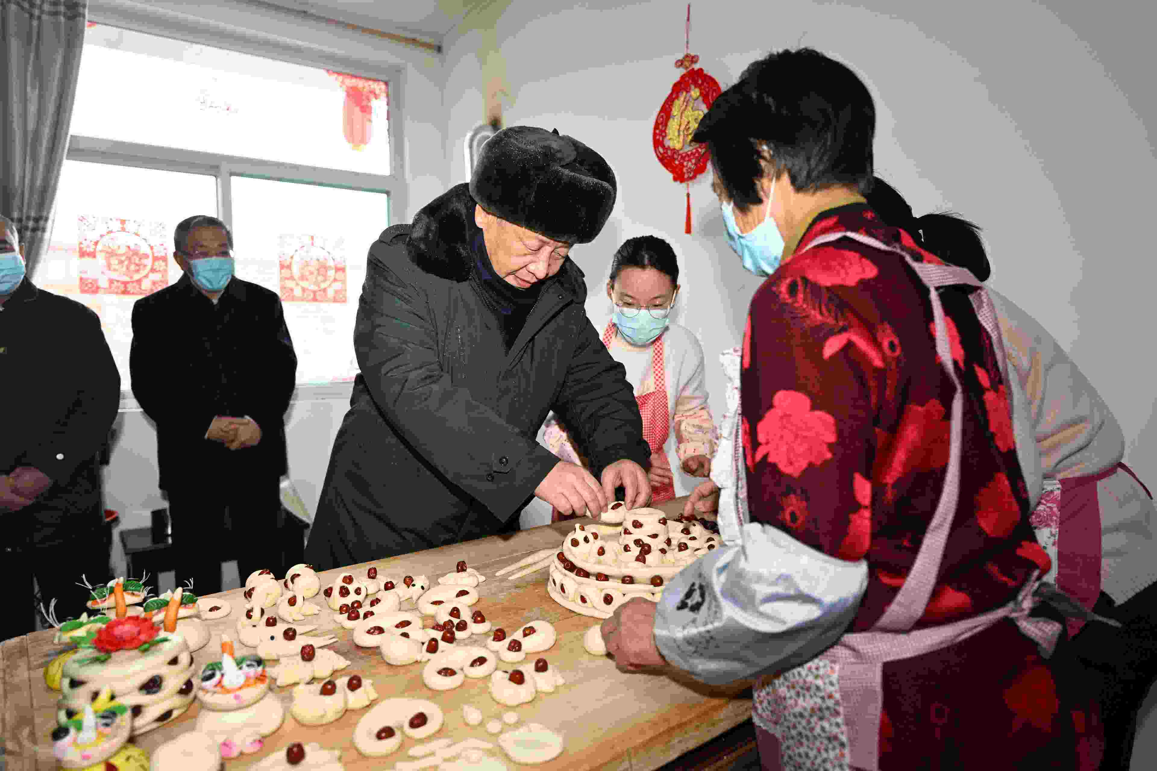 △2022年1月26日，中共中央總書記、國家主席、中央軍委主席習(xí)近平在臨汾市霍州市師莊鄉(xiāng)馮南垣村，同師紅兵一家做年饃。