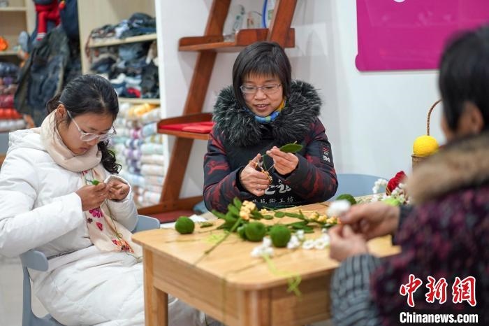 文創(chuàng)工作室的姐妹們正在鉤織月桂葉片?！」帕捡x 攝