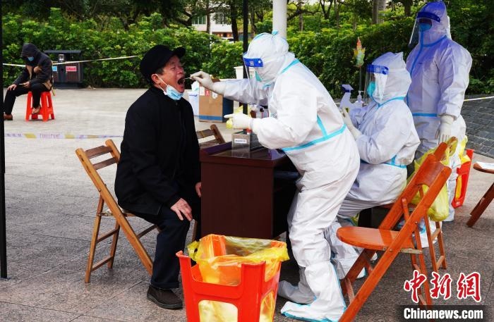 圖為德?？h組織民眾接受核酸檢測(cè)。　德?？h融媒體中心供圖