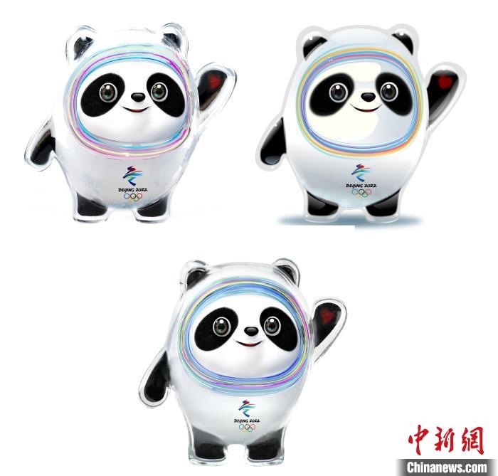 設(shè)計(jì)團(tuán)隊(duì)將“冰絲帶”的形象引入大熊貓后逐漸成型。上方兩個(gè)形象還是外八字腳，下方形象為最終定稿?！⑵皆乒﹫D