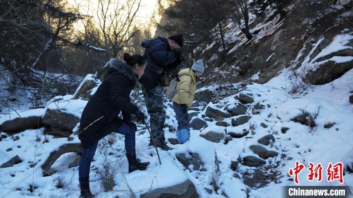 圖為工作人員發(fā)現(xiàn)疑似放歸雪豹的痕跡(資料圖)?！?nèi)蒙古賀蘭山國(guó)家級(jí)自然保護(hù)區(qū)供圖