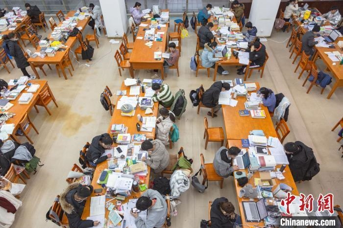 資料圖：南昌大學(xué)圖書館自習(xí)室內(nèi)，考生正在緊張復(fù)習(xí)?！⒘?攝