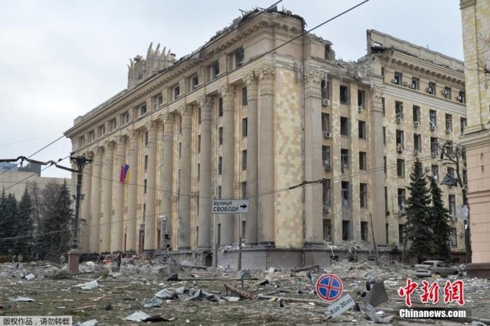 當(dāng)?shù)貢r間3月1日，烏克蘭哈爾科夫市中心的政府大樓廣場遭到炮擊。