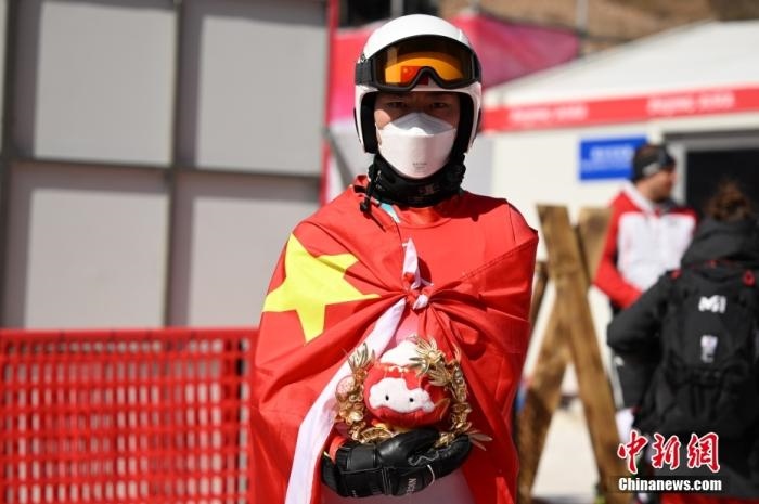 3月6日，中國(guó)選手梁景怡在賽后手捧吉祥物。當(dāng)日，北京2022年冬殘奧會(huì)殘奧高山滑雪男子超級(jí)大回轉(zhuǎn)-站姿決賽在國(guó)家高山滑雪中心舉行，中國(guó)選手梁景怡奪得冠軍。 <a target='_blank' href='/'>中新社</a>記者 劉冉陽(yáng) 攝 　