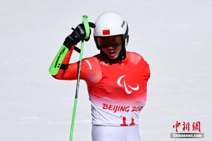 3月6日，中國(guó)選手梁景怡賽后慶祝勝利。當(dāng)日，北京2022年冬殘奧會(huì)殘奧高山滑雪男子超級(jí)大回轉(zhuǎn)-站姿決賽在國(guó)家高山滑雪中心舉行，中國(guó)選手梁景怡奪得冠軍。 <a target='_blank' href='/'>中新社</a>記者 劉冉陽(yáng) 攝 　