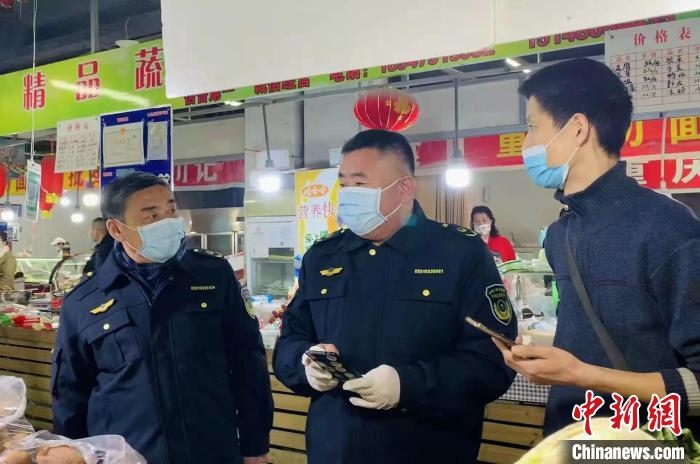 圖為執(zhí)法人員進行調(diào)查?！±铈面谩z