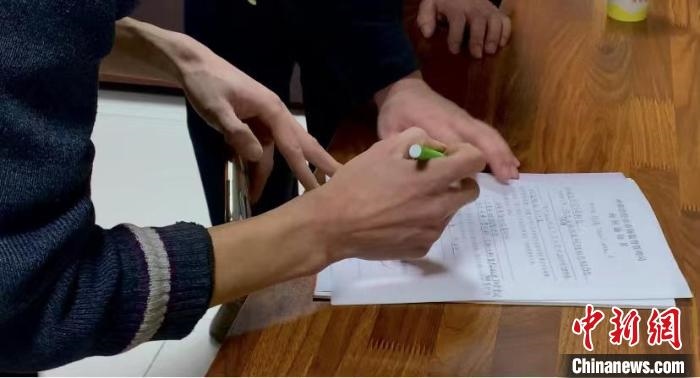 圖為現(xiàn)場下達詢問通知書?！±铈面?攝