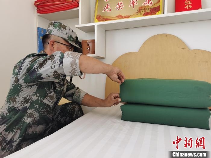 圖為謝寶民以軍人標(biāo)準(zhǔn)要求自己?！∈茉L者供圖