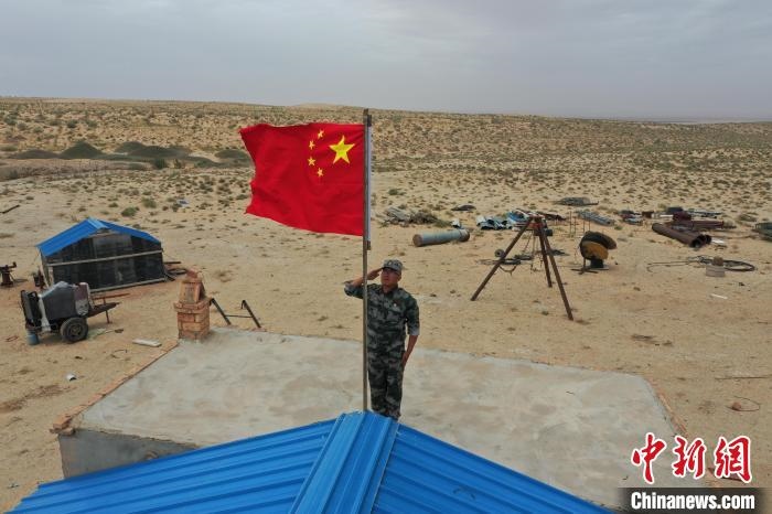 圖為每天升旗是謝寶民的必修課?！∈茉L者供圖