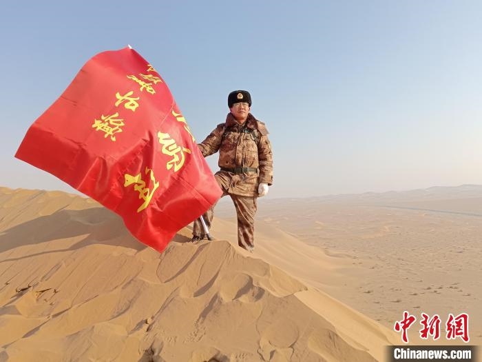 圖為在荒漠中駐守的謝寶民?！∈茉L者供圖