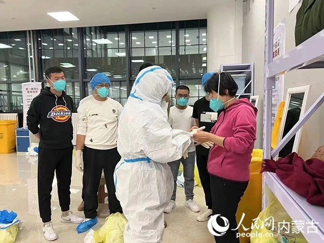 醫(yī)護(hù)人員正在方艙醫(yī)院工作。呼和浩特市第一醫(yī)院供圖