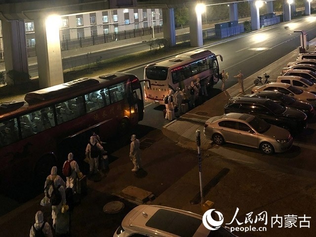 高校學生有序登車，前往隔離點。內(nèi)蒙古教育廳供圖