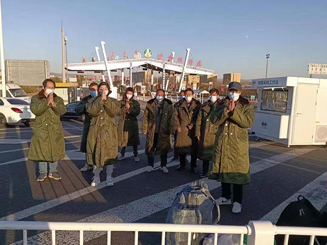護(hù)送農(nóng)民工安全返鄉(xiāng)。賽罕區(qū)民政局供圖