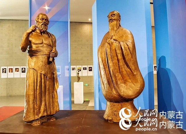 吳為山作品《神遇——孔子與蘇格拉底的對話》。實習生 楊光攝