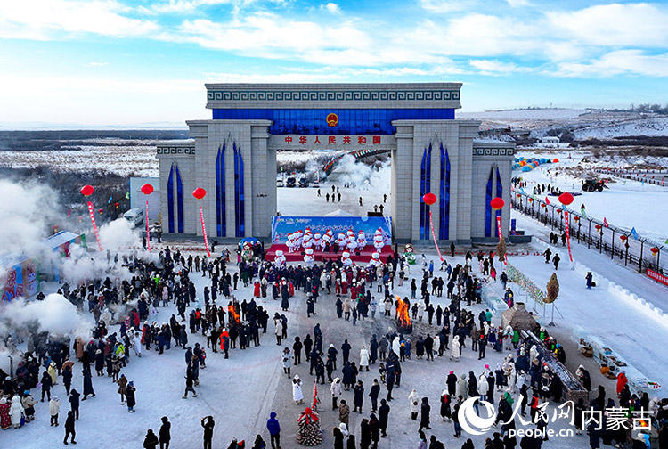 2024年12月22日，游客在黑山頭口岸景區(qū)游覽（無(wú)人機(jī)照片）。王正攝