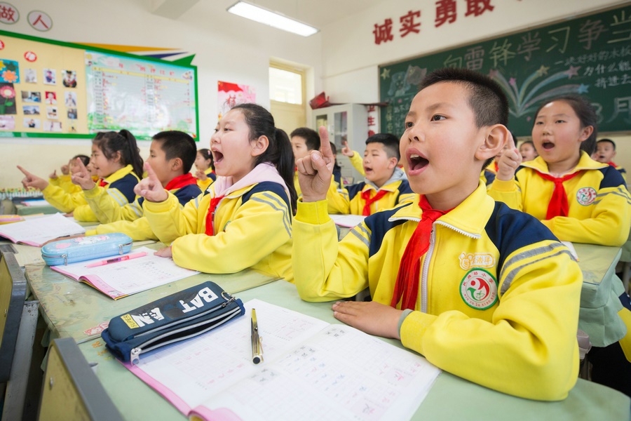 民族路小學(xué)（迎賓校區(qū)），同學(xué)們用手指虛劃筆順掌握字形（1）.jpg
