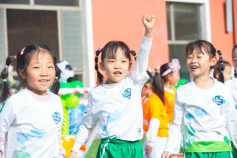 7.趣味比賽中，取得進(jìn)球的孩子正在慶祝.jpg