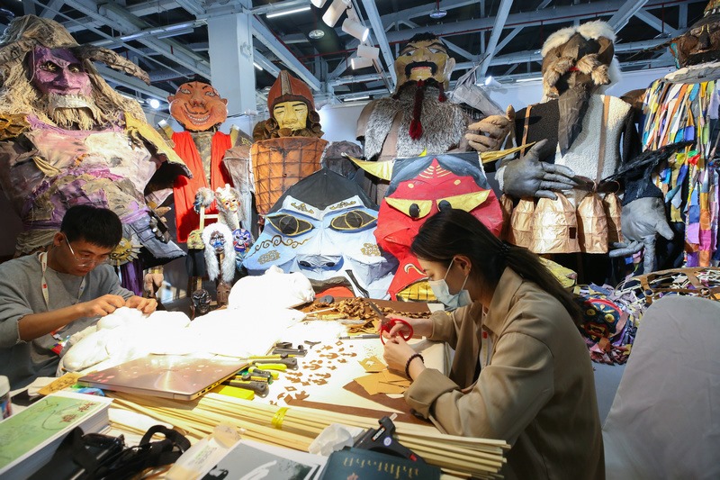 5.烏蘭劇社戲劇創(chuàng)作實踐工作坊，內(nèi)蒙古藝術(shù)學(xué)院學(xué)生現(xiàn)場制作相關(guān)道具.jpg