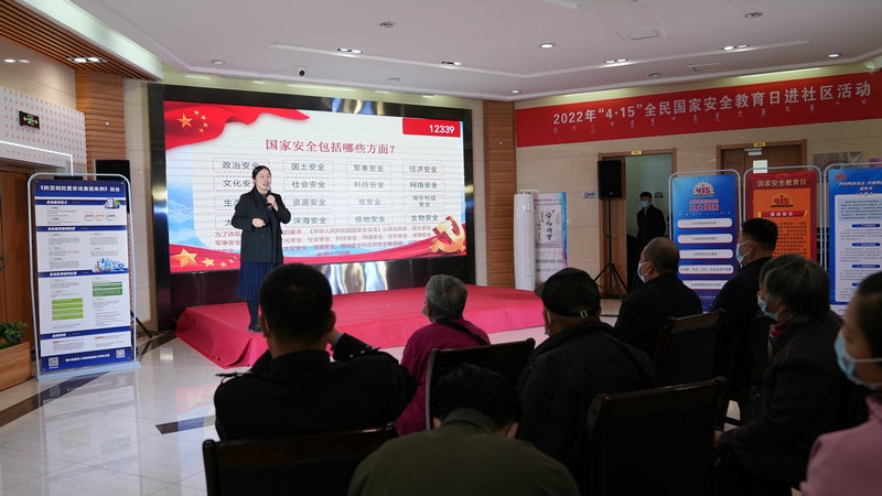 線下聯(lián)合各國(guó)家安全委員單位同步開展“國(guó)家安全進(jìn)社區(qū)”活動(dòng)，現(xiàn)場(chǎng)通過(guò)以國(guó)家安全知識(shí)問(wèn)答為主線，穿插烏蘭牧騎演出、國(guó)家安全宣講、發(fā)放國(guó)家安全法律法規(guī)讀本等形式，圍繞什么是國(guó)家安全、國(guó)家安全包含哪些內(nèi)容、如何維護(hù)國(guó)家安全等方面，為社區(qū)老百姓開展宣傳宣講，同時(shí)作為現(xiàn)場(chǎng)“進(jìn)社區(qū)”活動(dòng)與線上直播活動(dòng)連線，把現(xiàn)場(chǎng)熱烈氣氛帶到網(wǎng)絡(luò)，與大家共同分享。 (4)_副本.jpg