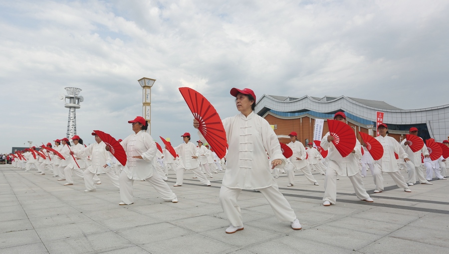 十四冬倒計(jì)時(shí)200天全面健身系列活動(dòng)啟動(dòng)儀式上的太極扇表演。（李峰 攝）.JPG