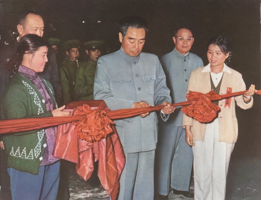 1959年10月15日，周恩來總理親自為包鋼一號高爐出鐵剪彩。.jpg
