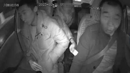 凌晨女子打車到江邊，并掏出百元大鈔給司機稱不用找了。資陽公安供圖