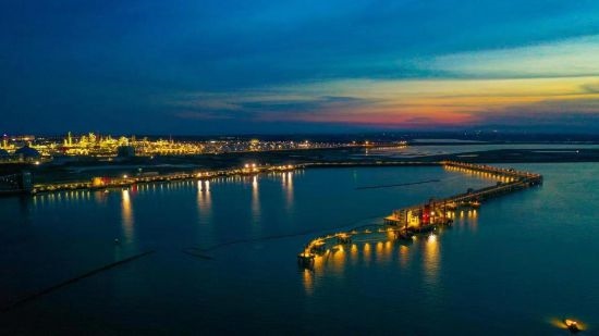 圖為中科煉化自建港口碼頭，30萬(wàn)噸級(jí)原油泊位