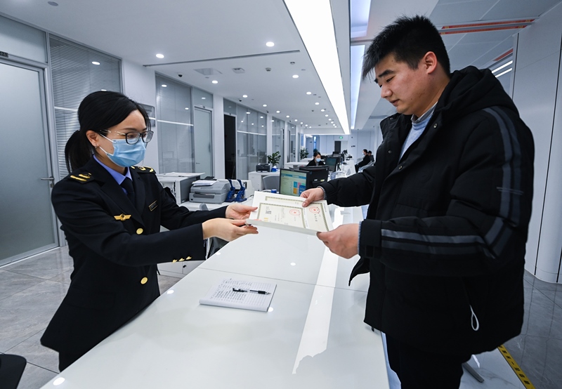 2023年2月8日，浙江省湖州市吳興區(qū)，企業(yè)負責(zé)人在中小微企業(yè)一站式服務(wù)平臺領(lǐng)取營業(yè)執(zhí)照。