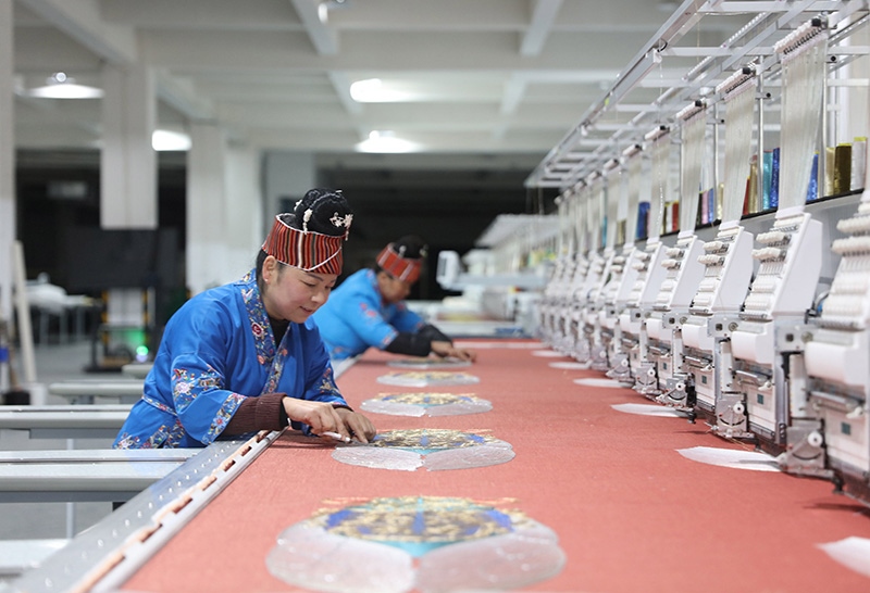 2023年2月13日，貴州省黔東南苗族侗族自治州施秉縣工業(yè)園區(qū)，工人在機繡車間作業(yè)。