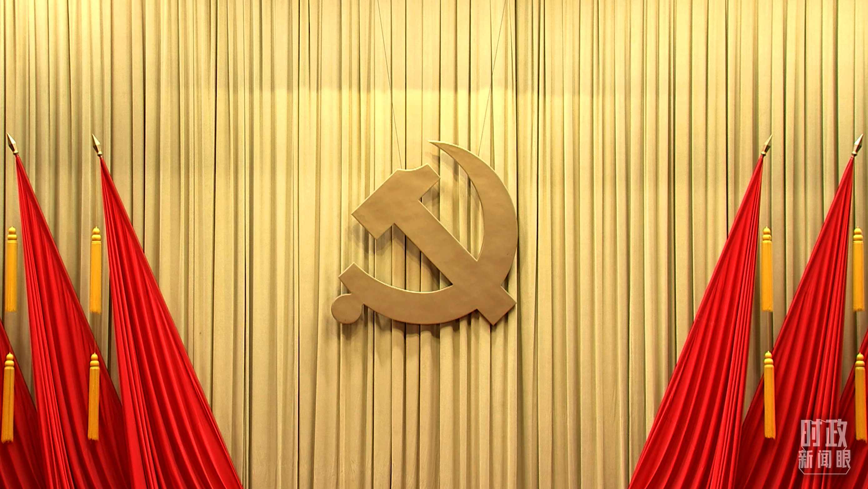 △會場上莊嚴(yán)的黨徽。（總臺央視記者郭鴻拍攝）