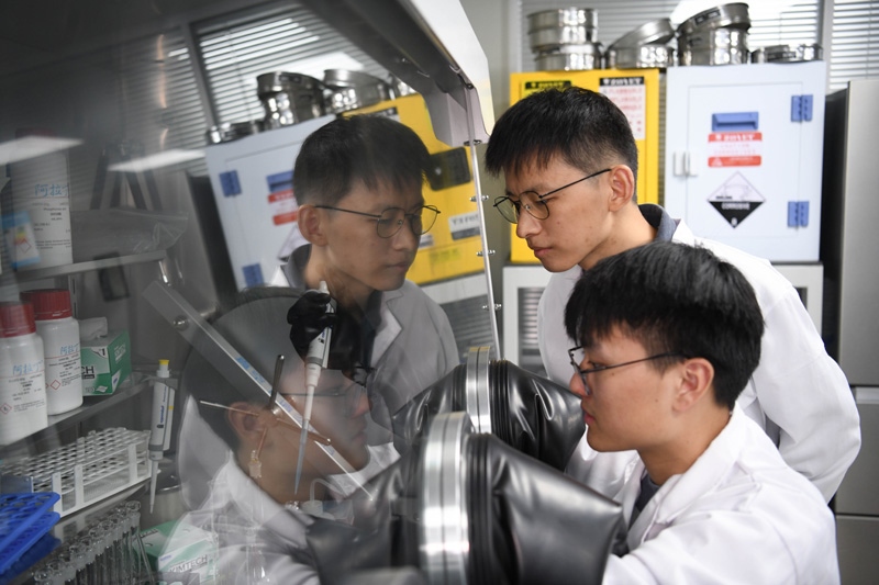2022年10月19日，中國科學技術(shù)大學地球和空間科學學院研究員、青年教師郝記華（后）在實驗室與學生交流。