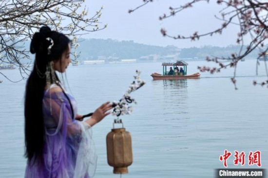 圖為游客在昆明湖畔游玩。<a target='_blank' data-cke-saved-href='/' href='/'><p align=