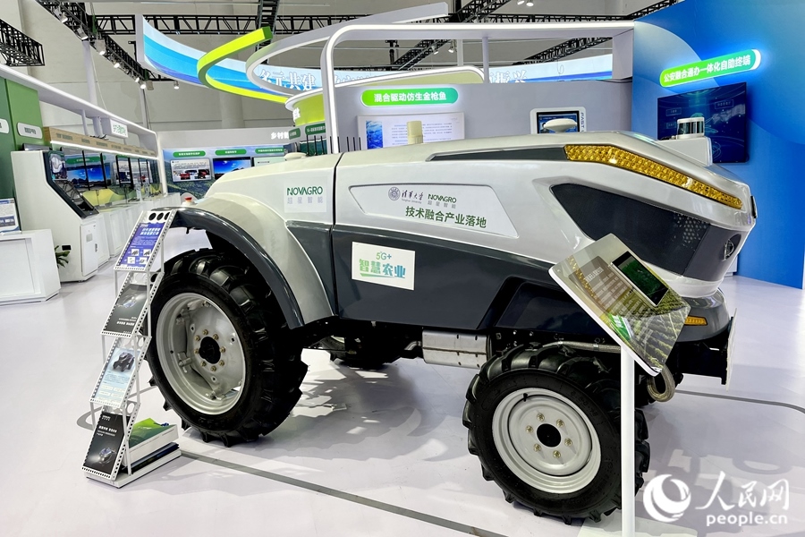 通過(guò)手機(jī)，就能指揮新能源無(wú)人駕駛拖拉機(jī)在田里作業(yè)。人民網(wǎng) 錢(qián)嘉禾攝
