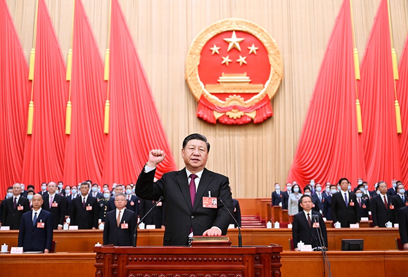 2023年3月10日，十四屆全國(guó)人大一次會(huì)議在北京人民大會(huì)堂舉行第三次全體會(huì)議。習(xí)近平全票當(dāng)選為中華人民共和國(guó)主席、中華人民共和國(guó)中央軍事委員會(huì)主席。這是習(xí)近平進(jìn)行憲法宣誓。