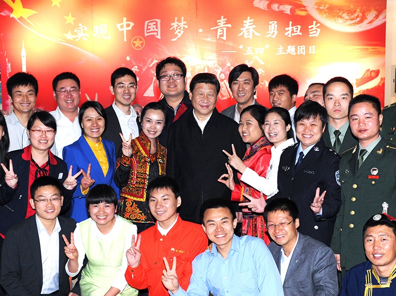 2013年5月4日，習(xí)近平總書記來到中國(guó)航天科技集團(tuán)公司中國(guó)空間技術(shù)研究院，同各界優(yōu)秀青年代表座談并發(fā)表重要講話。這是座談會(huì)前，習(xí)近平和在展廳參觀的優(yōu)秀青年代表合影。