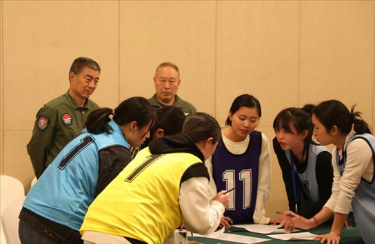 2023年4月4日，參加海軍招飛選拔的學(xué)生在心理選拔環(huán)節(jié)討論發(fā)言，海軍飛行人才心理選拔專家對(duì)參檢學(xué)生進(jìn)行活動(dòng)觀察。