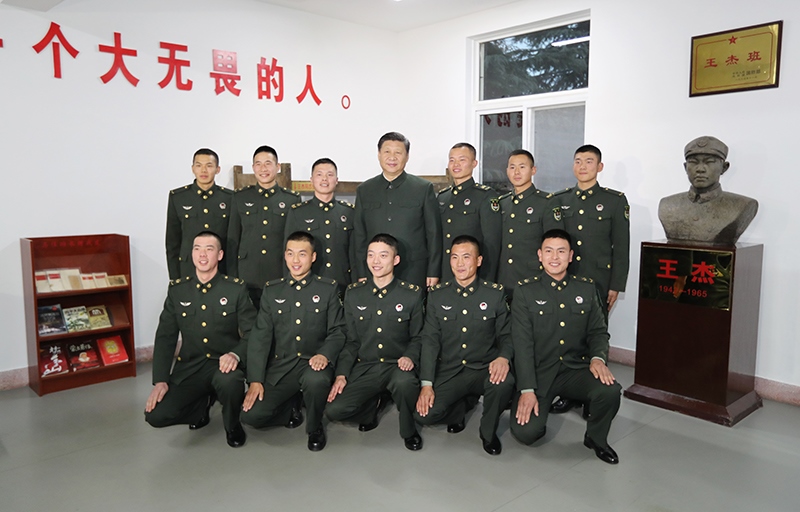 2017年12月13日，中共中央總書記、國家主席、中央軍委主席習(xí)近平到第71集團(tuán)軍視察。這是習(xí)近平同“王杰班”戰(zhàn)士合影。