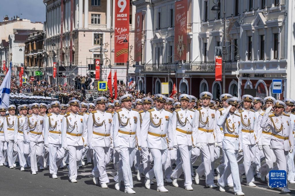 5月9日，在俄羅斯符拉迪沃斯托克市，軍人參加閱兵式。新華社發(fā)（郭飛洲攝）