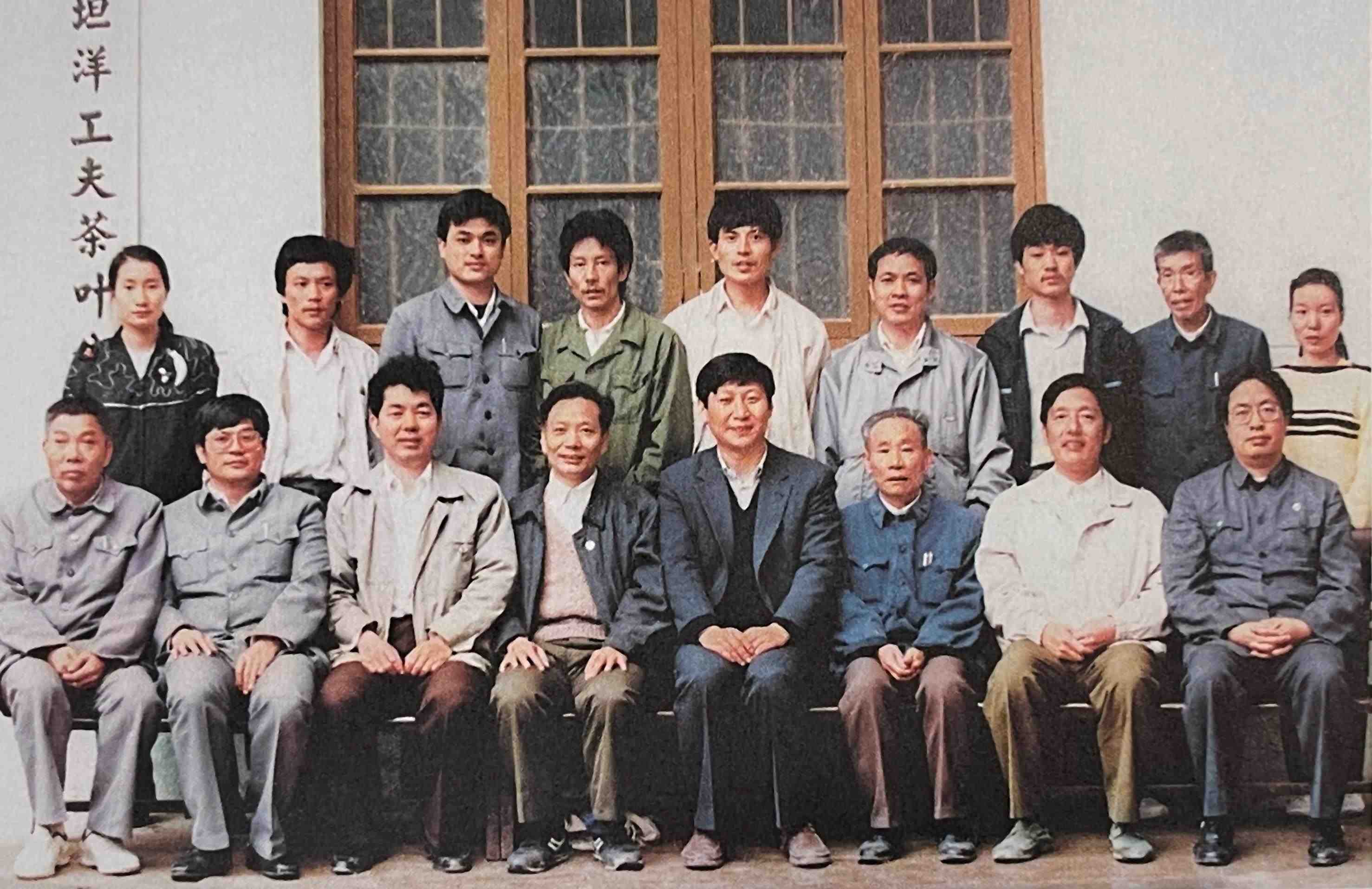 1990年5月，剛調(diào)任福州市委書(shū)記的習(xí)近平到寧德交接工作時(shí)，調(diào)研福安市社口鄉(xiāng)坦洋工夫茶葉公司。